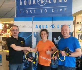 Donatie van 2 Aqua Lung door Gard van Megadiving aan