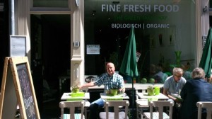 Een haai staat bij Fine Fresh Food, ons favoriete lunchroom  in Den Haag.